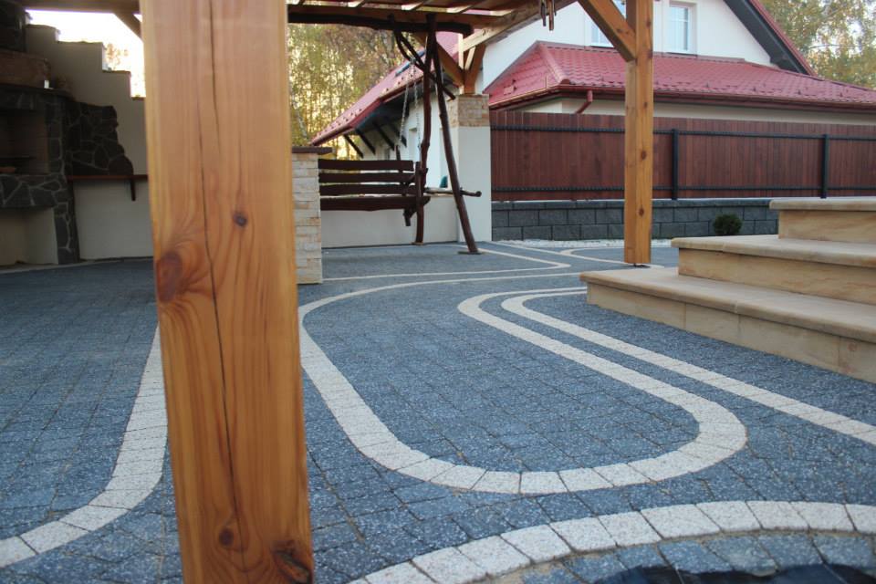 wybrukowany teren pod domem